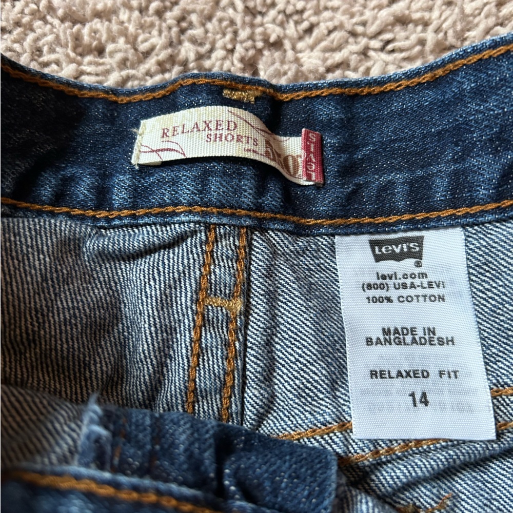Levi’s relaxed fit shorts size 14 - Picture 3 of 4